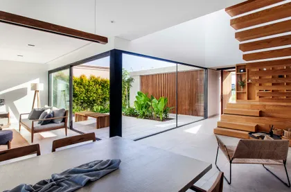 Living moderno con patio interno y mucha luz natural — proyecto CASA J2M, por GMARQ, en Belén de Escobar