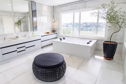 Baño moderno con bañera exenta y mucha luz natural — proyecto Sobrado em Atibaia, por Edilma Costa