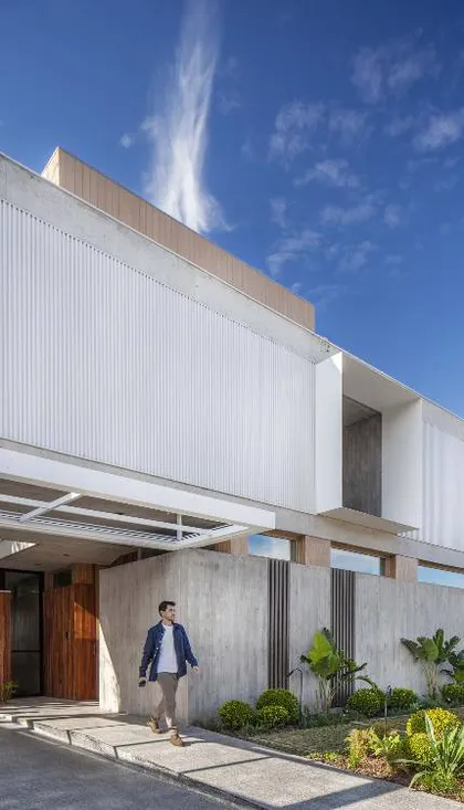 fachada moderna con texturas de hormigón y metal — proyecto Casa Morphosis, por Estudio PK, en San Isidro