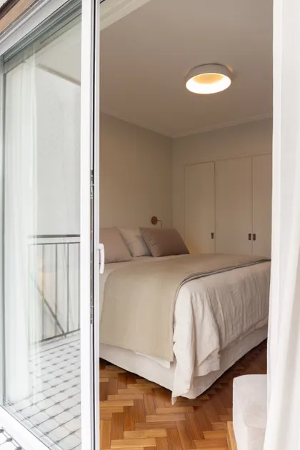 Dormitorio moderno con cama king y suelo de madera a espiga — proyecto LIBERTADOR DANDY, por AB ARQUITECTURA, en Recoleta