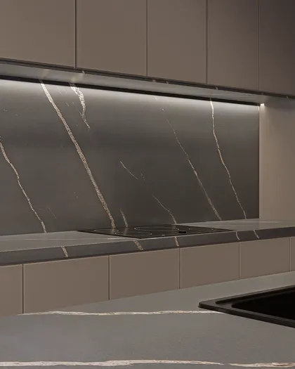 Cocina moderna minimalista con iluminación indirecta y revestimiento de piedra veteada — proyecto Más PROYECTO C+F COSTA ESMERALDA / BSAS/ ATLANTICOARQS, por atlantico arqs, en Pin