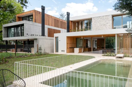 Fachada moderna con pileta y jardín en barrio residencial — proyecto CASA CT 1, por Casa Cunia, en Buenos Aires