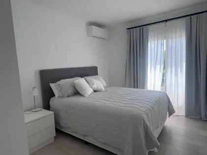 Dormitorio moderno con cama matrimonial y grandes ventanales — proyecto CASA LA LOMADA , por Estudio Grupo 32, en Pilar