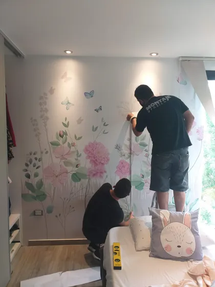 Instalación de papel mural floral con dos hombres y almohada de conejo — proyecto Habitacion infantil de nena, por Picma Empapelados, Murales, Esmerilados, Prints ,Papeles, en Cann
