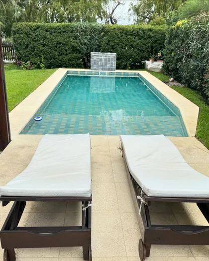 zona de pileta moderna con reposeras — proyecto Construccion de piletas, por RN Natatorios, en B1648 Tigre