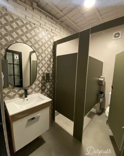 Baño comercial moderno con azulejos geométricos y ladrillo expuesto — proyecto Remodelacion Local Comercial Bar, por Casa Colonial Estudio , en Córdoba