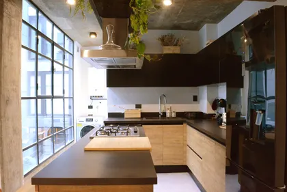 Cocina moderna con isla central, muebles madera y negro, gran ventanal — proyecto Proyecto Roció Martí , por San Marco