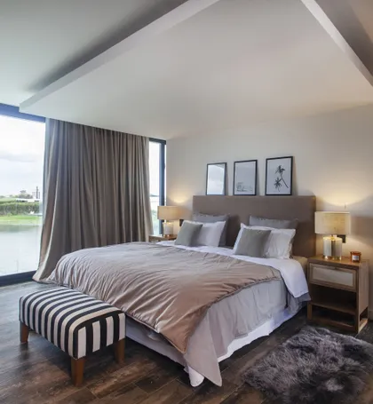 Dormitorio moderno con vista al mar y detalles de lujo — proyecto Casa BJM, por Vanguarda Arquitectos, en Belén de Escobar