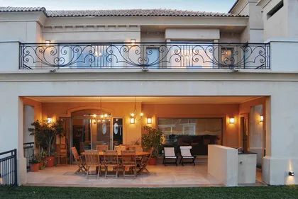 Galeria exterior iluminada con piso de hormigon y amplios ventanales — proyecto Campiña Italiana, por Ciba Arquitectura