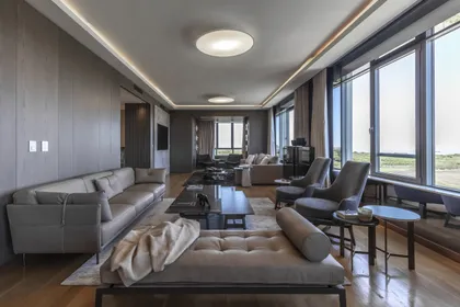Living comedor moderno con madera, ventanales y muebles minimalistas — proyecto Departamento Edificio El Faro, por Viviana Melamed, en CABA