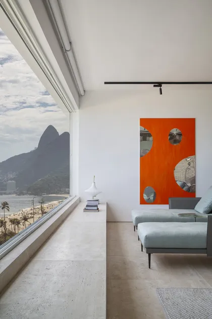Terraza minimalista con vista a montaña y playa, arte naranjo moderno — proyecto PS House, por Studio Ro-ca