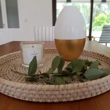 Bandeja de ratán con vela y jarrón decorativo — proyecto Casa FA, por Vicky Hurrell, en Mar del Plata