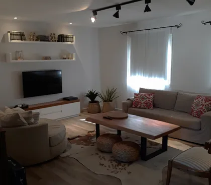 Living moderno con sofá beige y sillón redondo — proyecto Proyecto VC, por Vicky Hurrell, en Mar del Plata