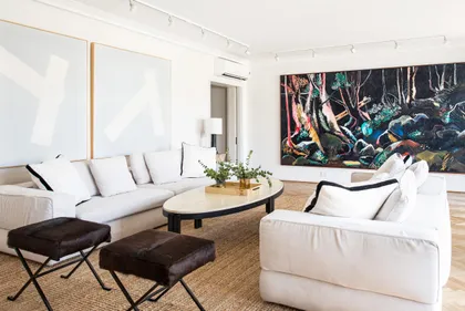 Living moderno con arte abstracto y sofá curvo — proyecto Quintana, por Escalante Vela Arquitectos, en CABA