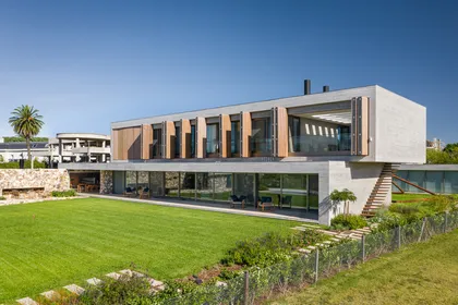 Casa moderna con grandes ventanales y detalles en madera — proyecto Propiedad en Nordelta, por MARCO GUOLI PHOTO, en Nordelta
