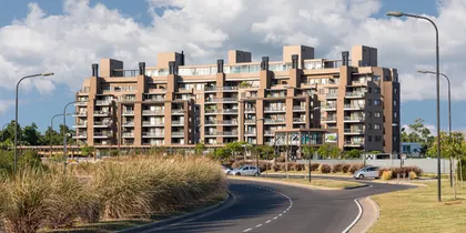 Fachada de edificio de apartamentos moderno curvo con balcones — proyecto Zaduh Nordelta, por MARCO GUOLI PHOTO, en Nordelta
