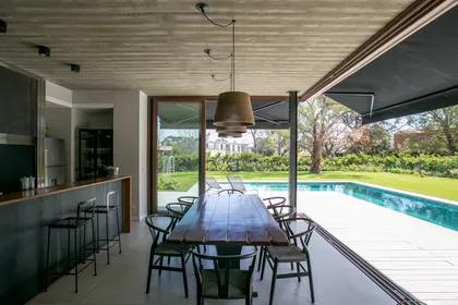 Galería moderna con comedor, pileta y jardín al fondo — proyecto PGC-01, por VGLA Arquitectos, en General Pacheco