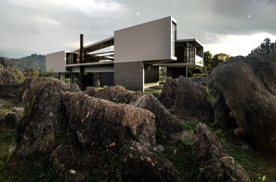 Casa moderna entre rocas, arquitectura contemporánea con hormigón y vidrio — proyecto Casa Rampa, por Tetro Arquitetura
