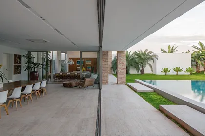 Galeria cubierta integrada con piscina y jardin en casa moderna — proyecto Casa TB, por Aguirre Arquitetura