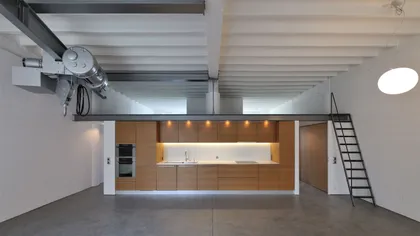 Cocina industrial moderna con doble altura y grúa metálica — proyecto Rue du Jura 9-11, por RDR arquitectos