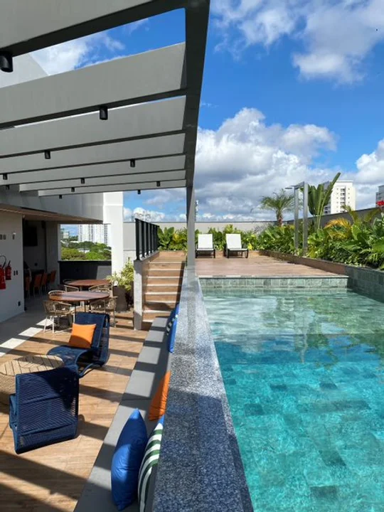 Terraza con pileta integrada, deck de madera y pergola moderna — proyecto Edifício Haus 02, por DILLI ARQUITETURA, en Manaos