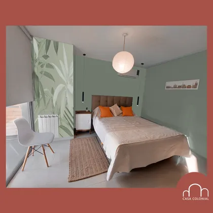 Dormitorio moderno con papel tapiz tropical y detalles en verde — proyecto Interiorismo para departamento Penthouse , por Casa Colonial Estudio , en Córdoba