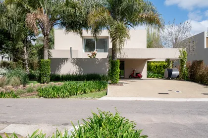 Casa moderna mediterránea con patio y vegetación exuberante — proyecto Campo grande III, por Juarez-Fevre Estudio de Arquitectura , en Buenos Aires