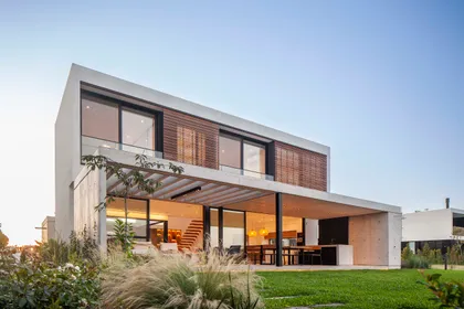 fachada moderna con ventanales, madera y pérgola — proyecto CASA J2M, por GMARQ, en Belén de Escobar