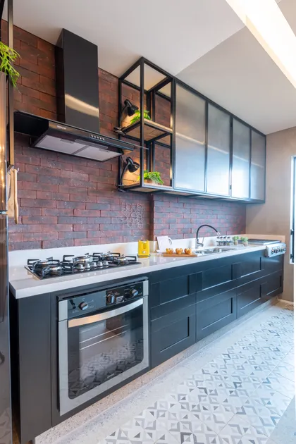 Cocina industrial con ladrillo visto, muebles azul oscuro y mesada mármol — proyecto Brick 1, por Pricila Dalzochio