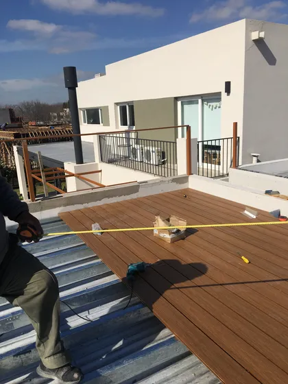 Construcción de deck en terraza moderna con vista a casa blanca — proyecto Ecobox , por Steel framing panel, en Pilar