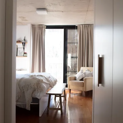 dormitorio moderno con techo de hormigón y paredes de madera — proyecto Malabia, por SRMD Arquitectura, en Palermo