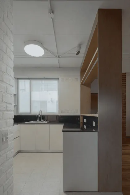 Cocina moderna con isla y estanterías de madera abierta — proyecto Reforma 11 de septiembre, por Estudio YME, en Núñez