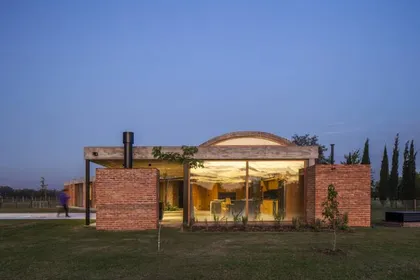 casa moderna de ladrillos y vidrio con entorno rural — proyecto Casa Volt, por Estudio PK, en Capilla del Señor