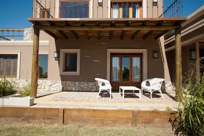 Fachada con pérgola de madera y estar exterior mediterráneo — proyecto  Inmuebles, por Geo Estudio, en Buenos Aires