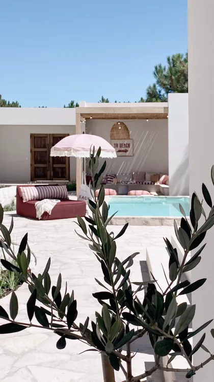 Estilo mediterráneo con piscina y sofá modular en tonos burdeos — proyecto El Refugio, por Grupo Pauta Arquitectura, en Pinamar