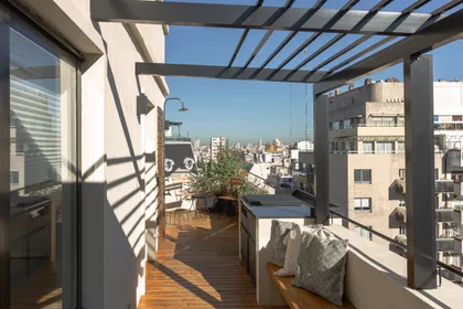 Terraza moderna con pérgola y vistas urbanas — proyecto Viamonte II, por WA arquitectura, en CABA
