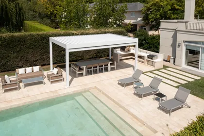 Piscina moderna con pérgola blanca y muebles de exterior grises — proyecto TOLDER - PERGOLAS, por Argentina en Obra 2024, en Rincón de Milberg