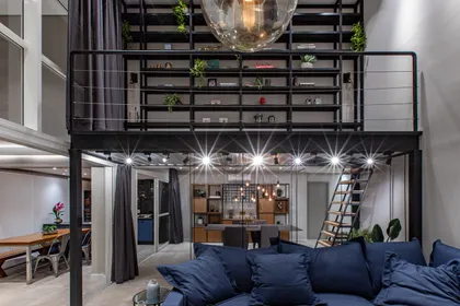 Dormitorio loft con doble altura, cama azul y mezzanine con hierro — proyecto Duo Morumbi, por Pricila Dalzochio