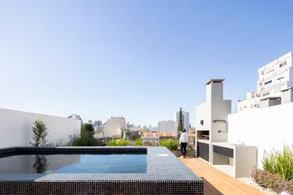 Terraza con piscina y parrilla con vista a la ciudad — proyecto AER PASAJE - Arq. Juan Pedro Rubio, Ing. Agustín Cubero, por Ramiro Sosa Fotografia, en Buenos Aires