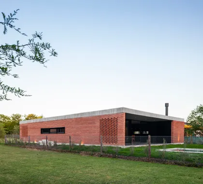 Casa moderna de ladrillos y vidrio en entorno rural — proyecto Casa FLOIG, por V2 Arquitectos, en Villa Elisa