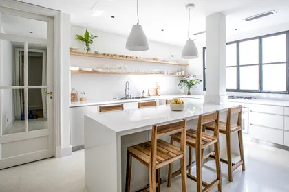 Cocina moderna escandinava con isla de mármol y madera — proyecto Av. Santa Fe, por Parq Estudio, en Buenos Aires