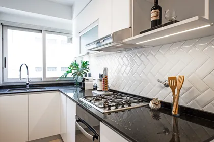 Cocina moderna con azulejos blancos en espiga y muebles blancos — proyecto OBRA LERMA, por G+M Arquitectura