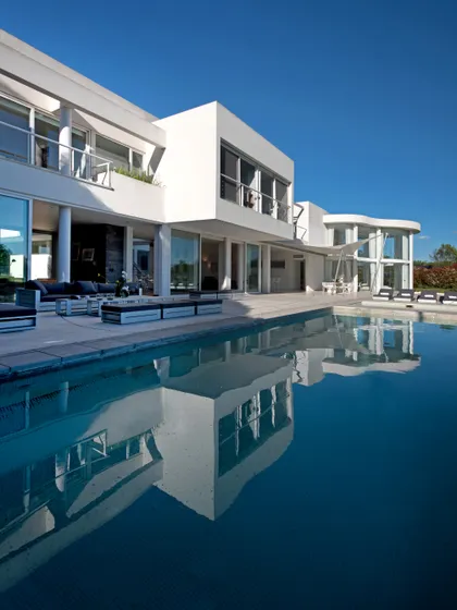 Casa moderna con piscina y reflejos en agua clara — proyecto OX8 - Casa en Martindale, por MLS Estudio, en Martindale Country Club