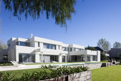 Imponente fachada moderna con grandes ventanales y pileta — proyecto Modernismo Náutico, por Apaarquitectura, en Tigre
