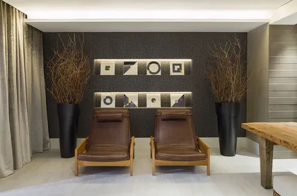 Living contemporáneo con sillones cuero, pared negra y ramas secas decorativas — proyecto Casa COR Sao Paulo 2013 Hall de Entrada com Estar, por André Caricio