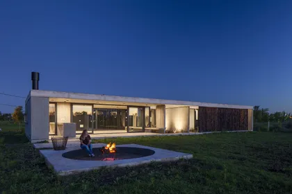 Casa moderna con hoguera exterior y ventanales — proyecto Chacra 93, por V2 Arquitectos, en City Bell