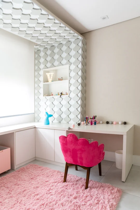 Escritorio rosa neón con pared geométrica blanca y estantes integrados — proyecto APARTAMENTO AV, por Marcia Debski Interiores