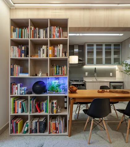 Cocina moderna integrada con biblioteca, mesada de madera y equipamiento gris — proyecto APARTAMENTO TP, por Frederico Bicalho Arquitetura