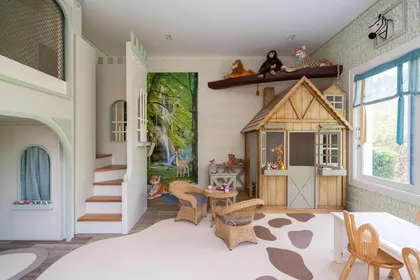 Dormitorio infantil moderno con doble altura, casita de madera y zona de juegos — proyecto Projeto CS, por Marta Calasans