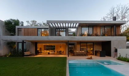 Casa moderna con pileta y madera, fachada de hormigón — proyecto CASA BPO, por radovic_arquitecto, en San Isidro
